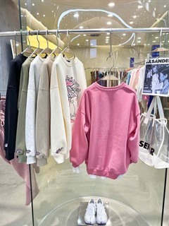 服裝上衣商場全球?qū)嵟膱D庫_全球零售批發(fā)市場實拍_展會實拍款式圖