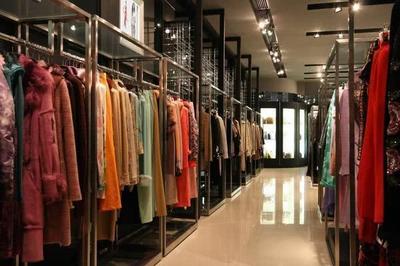 為何雜牌服裝店價(jià)格反而更貴?賣(mài)家:客流太少,宰一個(gè)能吃一天