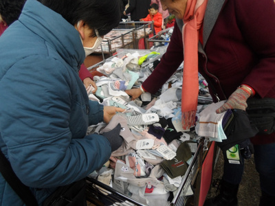 農(nóng)村大集日用品繁多 一個(gè)碗2元筷子五雙2.5元一大壺洗潔精4元